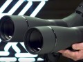 Luneta obserwacyjna Vortex Viper HD 20-60x85 skośna dwie sztuki w dłoniach mężczyzny