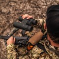Lornetka z dalmierzem Vortex Ranger HD 3000 10x42 LRF w dłoni mężczyzny na polowaniu