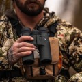 Lornetka z dalmierzem Vortex Ranger HD 3000 10x42 LRF w dłoni mężczyzny, trzymana przed sobą