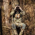 Lornetka z dalmierzem Vortex Ranger HD 3000 10x42 LRF w dłoniach mężczyzny patrzącego przez nią