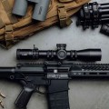 Luneta celownicza Primary Arms GLx 3-18x44 mm FFP iR ACSS Athena BPR MIL - broń z nowoczesną luneta celownicza leżąca na czarnej skrzyni