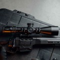 Luneta celownicza Primary Arms GLx 4,5-27x56 mm FFP iR ACSS Athena BPR MIL - broń z luneta celownicza leżąca na czarnej skrzyni