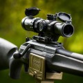 Luneta celownicza Primary Arms SLx 1-10x28 mm SFP iR ACSS Griffin M10S - broni z luneta celownicza na rozmytym tle trawy