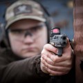 Kolimator Primary Arms by Holosun HE507C-GR-X2 ACSS Vulcan - strzelec celujący z pistoletu, zbliżenie