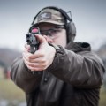 Kolimator Primary Arms by Holosun HE507C-GR-X2 ACSS Vulcan - strzelec na strzelnicy z pistoletem