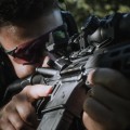 Kolimator Primary Arms Classic 25 mm 3 MOA Dot - zbliżenie: celowanie przez kolimator na AR