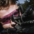 Kolimator Primary Arms Classic 25 mm 3 MOA Dot - strzelec celuje przez kolimator, ujęcie z boku