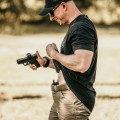 Kolimator Vortex Defender-CCW Solar 3 MOA na broni w dłoniach mężczyzny