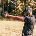 Kolimator Vortex Defender-ST Solar 3 MOA na pistolecie trzymanym przez mężczyznę