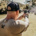 Kolimator Vortex Defender-ST Solar 3 MOA na pistolecie, z którego celuje mężczyzna