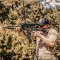 Kolimator Vortex Defender-ST Solar 3 MOA na karabinku z mężczyzną składającym się do strzału
