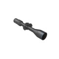 Luneta Meopta MeoPro Optika5 4-20x50 SFP RD pod kątem na białym tle, widoczne wieżyczki regulacyjne i niebieski pierścień.