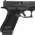 Pistolet Glock 17 Gen. 6 OR – zbliżenie na oznaczenie Made in Austria na chwycie