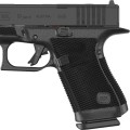 Pistolet Glock 19 Gen. 6 OR – zbliżenie na chwyt z logo Glock