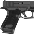 Pistolet Glock 19 Gen. 6 OR – zbliżenie na oznaczenie Made in Austria na chwycie