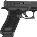 Pistolet Glock 45 Gen. 6 OR – zbliżenie na chwyt z lewej strony