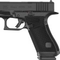 Pistolet Glock 45 Gen. 6 OR – zbliżenie na chwyt z logo Glock