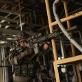 Luneta celownicza Vortex Razor III HD 4-24x44 FFP 34 mm AO EBR-7D MOA na karabinku trzymanym przez mężczyznę