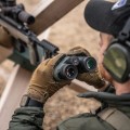 Lornetka z dalmierzem Vortex Talon HD 10000 10x42 LRF trzymana przez mężczyznę w obu dłoniach