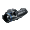 Pulsar Trail 3 LRF XR50 luneta z widocznym ukośnie obiektywem, niebieskim ringiem oraz nadbudową dalmierza laserowego.