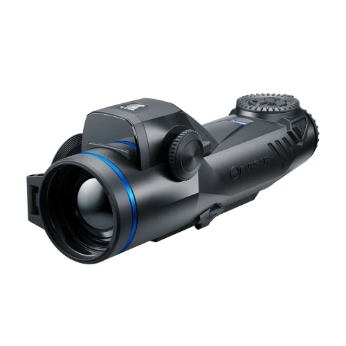 Pulsar Trail 3 LRF XR50 luneta z widocznym ukośnie obiektywem, niebieskim ringiem oraz nadbudową dalmierza laserowego.