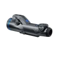 Pulsar Trail 3 LRF XR50 celownik z lewej strony, widoczny wyraźny grawerowany napis Pulsar na bocznej ścianie korpusu.
