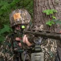 Kolimator do strzelby Vortex Viper Shotgun Enclosed Micro Green Dot 3 MOA na strzelbie, ze złożonym do strzału mężczyzną