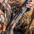 Kolimator do strzelby Vortex Viper Shotgun Enclosed Micro Green Dot Multi-Reticle na strzelbie trzymanej w dłoniach