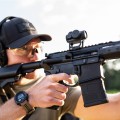 Kolimator Vortex Triumph 2 MOA na karabinku trzymanym przez mężczyznę