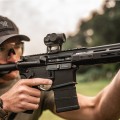 Kolimator Vortex Triumph 2 MOA na karabiku trzymanym przez celującego mężczyznę