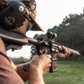Kolimator Vortex Triumph 2 MOA na karabinku w rękach mężczyzny