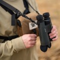 Lornetka Vortex Triumph HD 12x50 przewieszona przez szyję