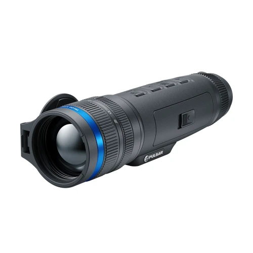 Pulsar Telos XP50 monokular termowizyjny ukazany ukośnie od przodu, widoczny obiektyw z jasnoniebieskim pierścieniem.