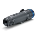 Pulsar Telos XP50 monokular termowizyjny ukośnie od tyłu, widoczna gumowa muszla oczna wizjera oraz przyciski sterujące.