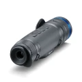 Pulsar Telos XP50 monokular w ujęciu od strony wizjera pod kątem, widoczne wyprofilowanie muszli i port z boku.