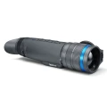 Pulsar Telos XP50 monokular termowizyjny leżący bokiem pod kątem, widoczna struktura pierścieni regulacji na obiektywie.