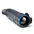 Pulsar Telos XP50 monokular termowizyjny leżący płasko na białym tle, perspektywa skierowana na wprost dużej soczewki.