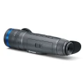 Pulsar Telos XP50 monokular w rzucie ukośnym od boku, widoczna muszla oczna oraz pokrywa gniazda baterii z logo.