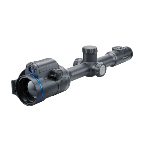 Pulsar Thermion Duo DXP55 luneta celownicza od przodu w rzucie ukośnym, widoczny obiektyw z niebieskim pierścieniem.