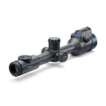 Pulsar Thermion Duo DXP55 luneta celownicza ukazana ukośnie od tyłu, widoczny okular oraz podłużna czarna obudowa.