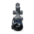 Pulsar Thermion Duo DXP55 luneta celownicza w ujęciu na wprost obiektywu, widoczna mniejsza soczewka nad główną tubą.