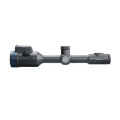 Pulsar Thermion Duo DXP55 luneta celownicza w pełnym ujęciu z lewego boku, widoczne logo na obudowie blisko okularu.