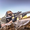 Luneta celownicza Vortex Strike Eagle 1-10x24 FFP 30 mm AO EBR-8 BDC MOA/MRAD podczas składania się do strzału przez mężczyznę
