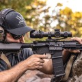 Luneta celownicza Vortex Strike Eagle 1-10x24 FFP 30 mm AO EBR-8 BDC MOA/MRAD na broni, z celującym mężczyzną