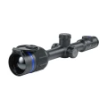 Pulsar Thermion 2 XP50 Pro ukazany pod kątem od strony obiektywu z otwartą klapką ochronną, na czystym, białym tle.