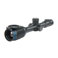 Pulsar Thermion 2 XQ50 Pro ukazuje klasyczny, czarny tubus lunety pod kątem, z otwartą klapką i dużą soczewką obiektywu.
