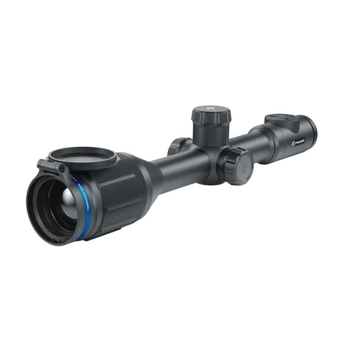 Pulsar Thermion 2 XQ50 Pro ukazuje klasyczny, czarny tubus lunety pod kątem, z otwartą klapką i dużą soczewką obiektywu.