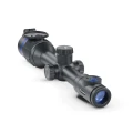 Pulsar Thermion 2 XQ50 Pro ujęty ukośnie od strony gumowanego okularu, pokazując panel sterowania z niebieskim elementem