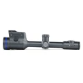 Pulsar Thermion 2 XQ50 Pro LRF pokazany z lewego profilu, prezentując smukłą konstrukcję tradycyjnego tubusu celownika.