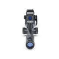Pulsar Thermion 2 XQ50 Pro LRF w rzucie od strony okularu, ukazując niebieski przycisk i wieżyczki regulacyjne lunety.